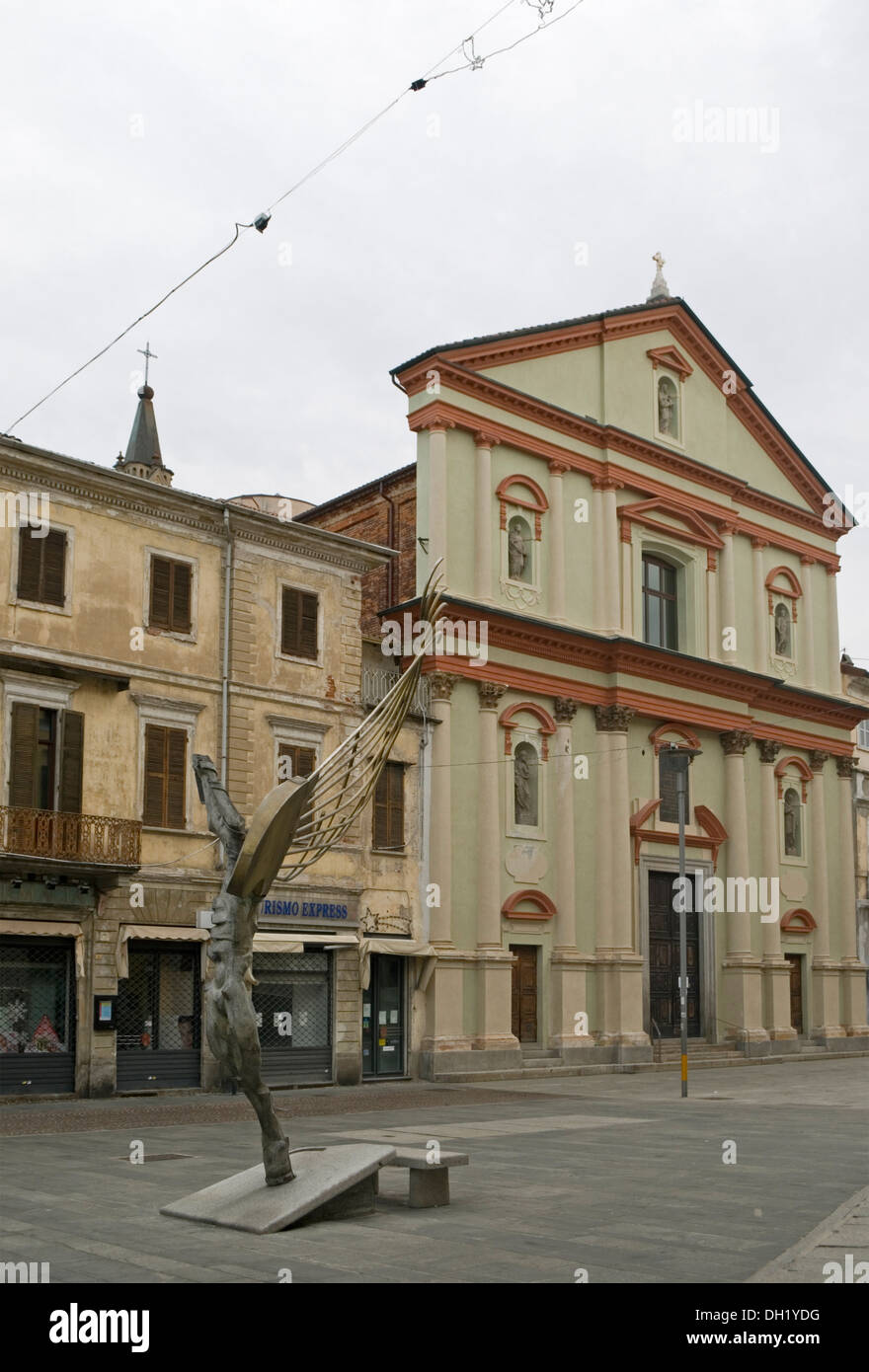 moderne Skulptur und Del Rosario Kirche in Piazza Gramsci, Novara, Piemont, Italien Stockfoto