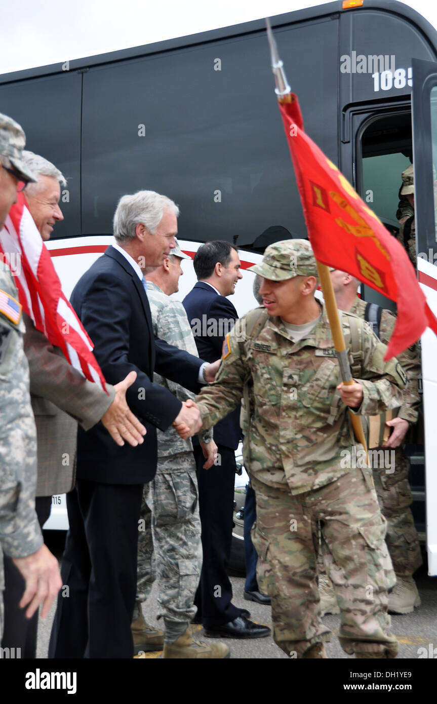 Gouverneur Scott Walker und Wisconsin National Guard Führungskräfte trat Familien und Freunden begrüßen Batterie B, 1. Bataillon, 121. Feldartillerie zurück während einer feierlichen Zeremonie Okt. 18 bei der Experimental Aircraft Association in Oshkosh, Wisconsin, Stockfoto