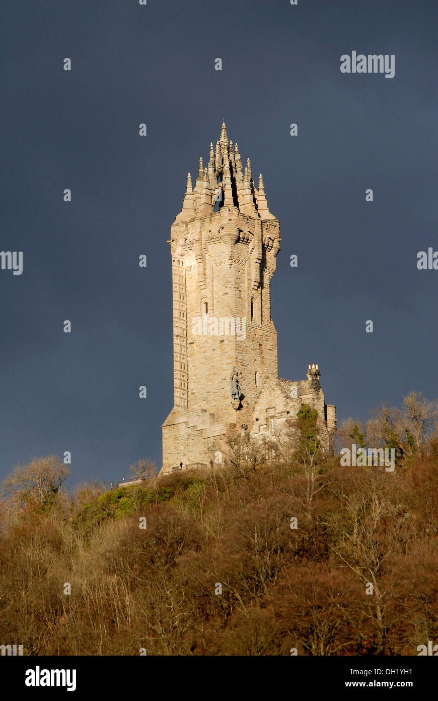 Gewitterwolken über der National Wallace Monument, Abbey Craig, Stirling, Schottland Stockfoto