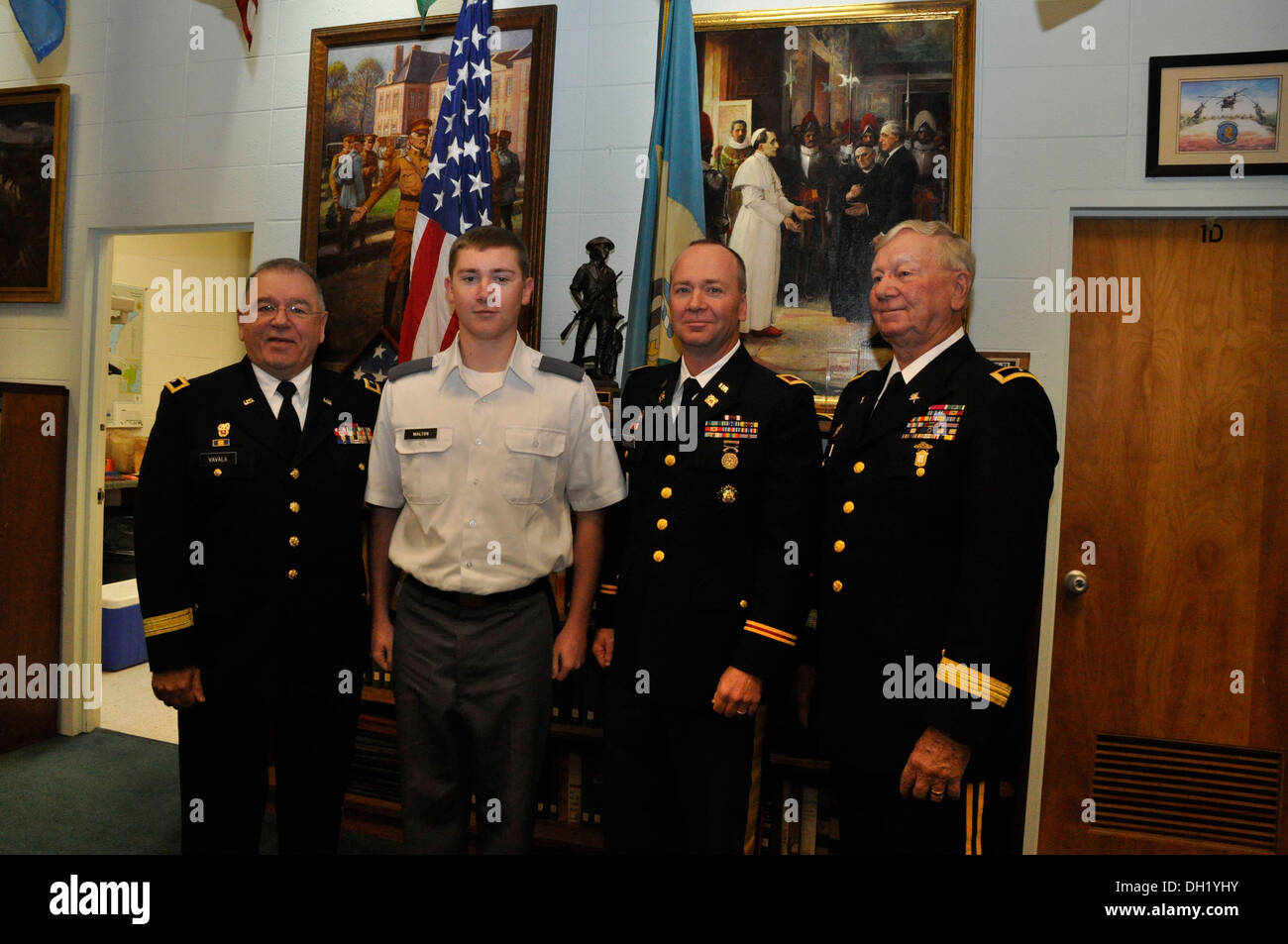 Major General Frank Vavala, Generaladjutant, Delaware Nationalgarde schließt sich drei Generationen der Familie Walton, Pvt. Brandon Walton, Oberst Bruce Walton und Major General (DE) zog Bruce Walton, nach der Förderung von Oberstleutnant Bruce Walton, Col., Oct. Stockfoto