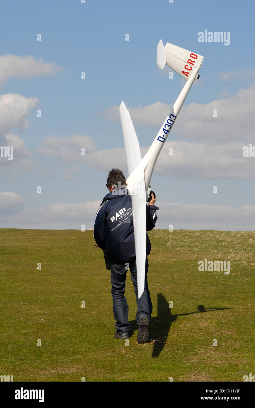 Mann mit Riesen-Modell Radio Control Segelflugzeug auf Butser Hill, Hampshire, UK Stockfoto