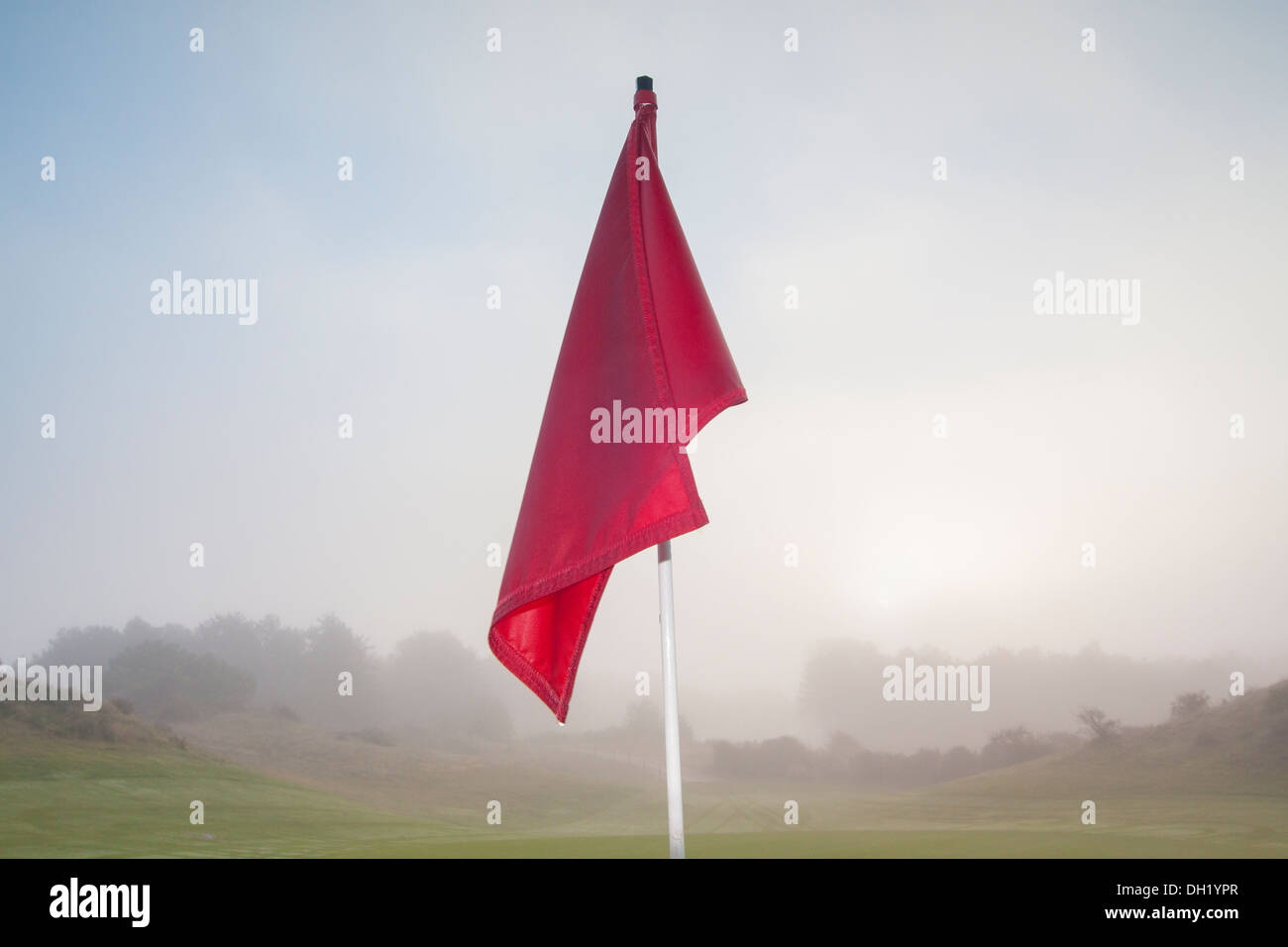 Schlaff, rot, Golfflagge in Nahaufnahme. Stockfoto