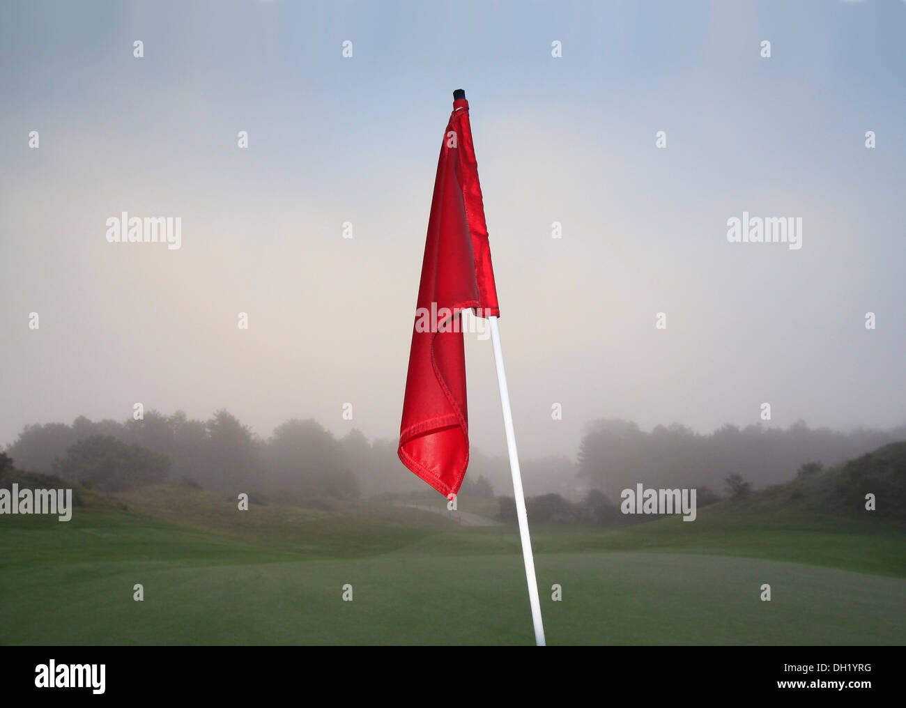 Schlaff, rot, Golfflagge in Nahaufnahme. Stockfoto