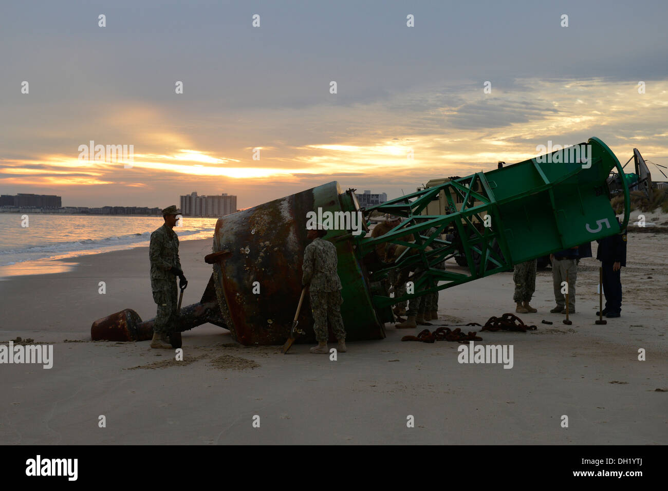 Marine Segler aus amphibischen Bau-Bataillon 2, Beachmaster Unit 2 und Marine Beach Gruppe 2 gemeinsame Expeditionary Base Little Creek arbeitslos mit der Küstenwache, zwei gewaschen-an Land zu entfernen Bojen vom Strand und mit Meerblick Chic Gebieten von Virginia B Stockfoto