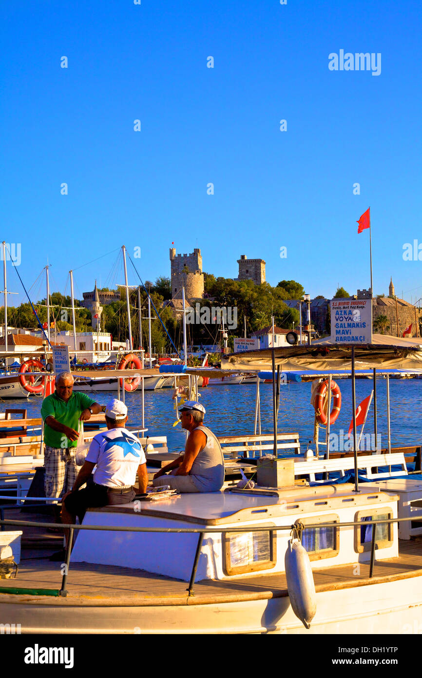 Hafen von Bodrum und das Schloss von St. Peter, Bodrum, Halbinsel Bodrum, Türkei, Asien. Stockfoto