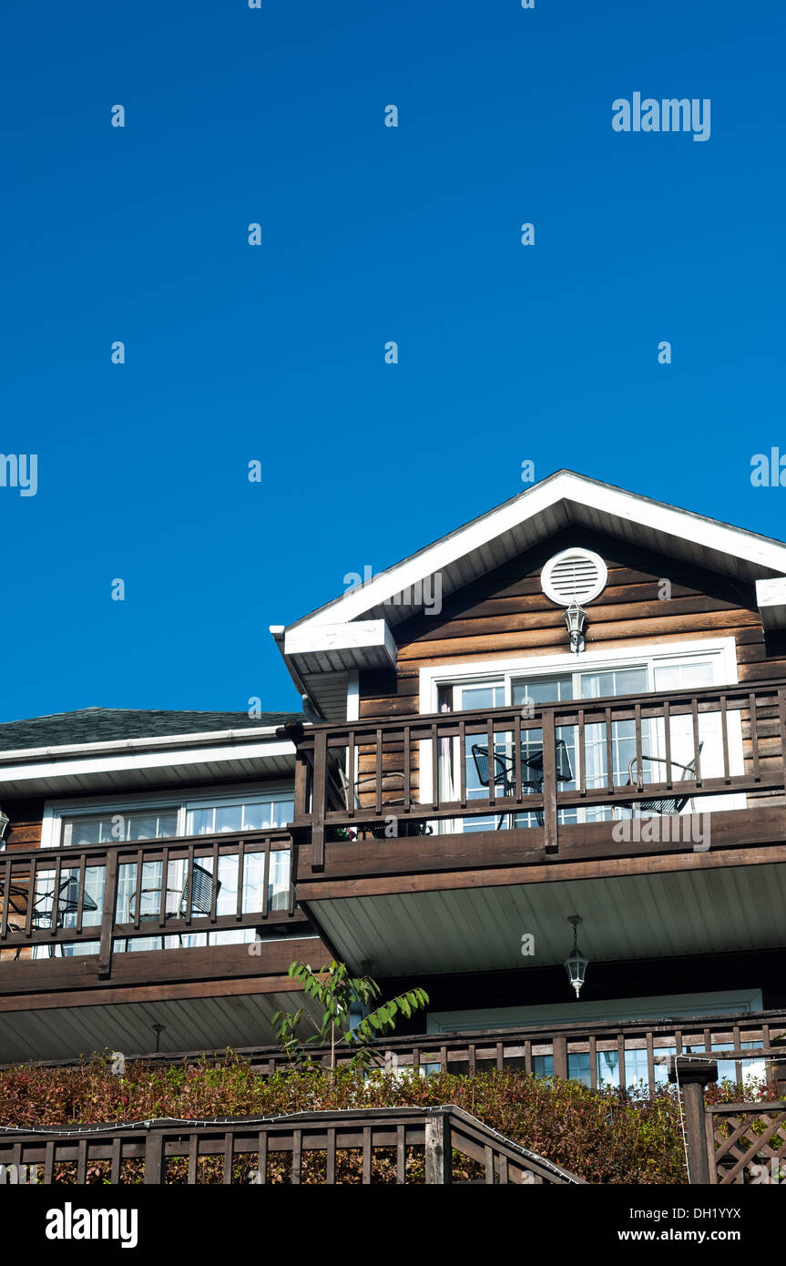 Eine Holzhütte unter den wechselnden Blätter des Herbstes. Stockfoto