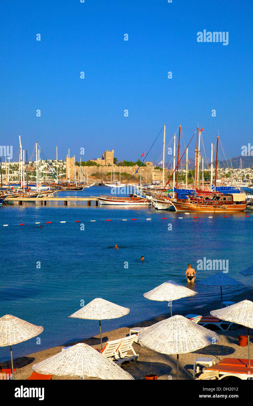 Strand, Boote und Schloss von St. Peter in Bodrum, Türkei, Asien. Stockfoto