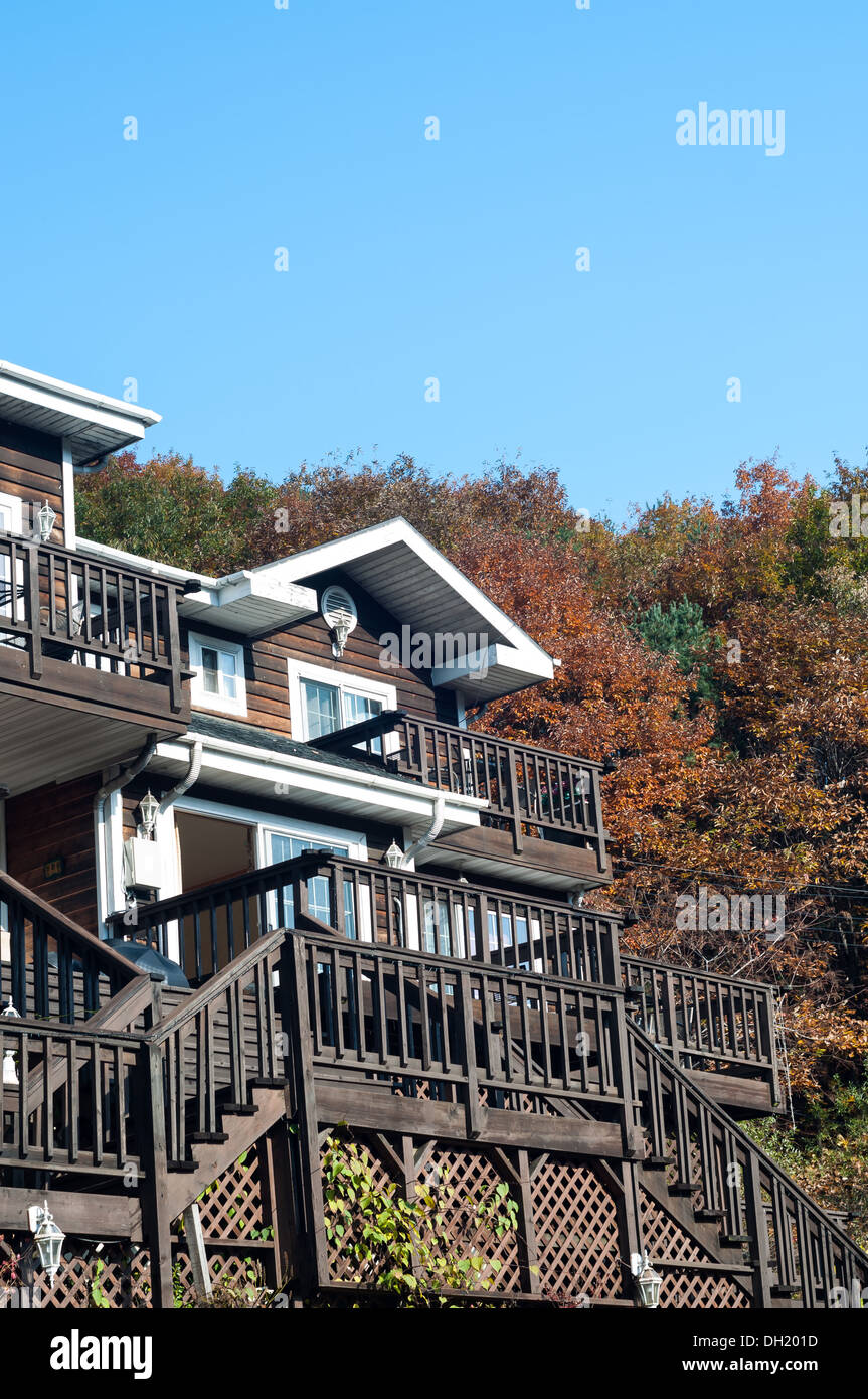 Eine Holzhütte unter den wechselnden Blätter des Herbstes. Stockfoto