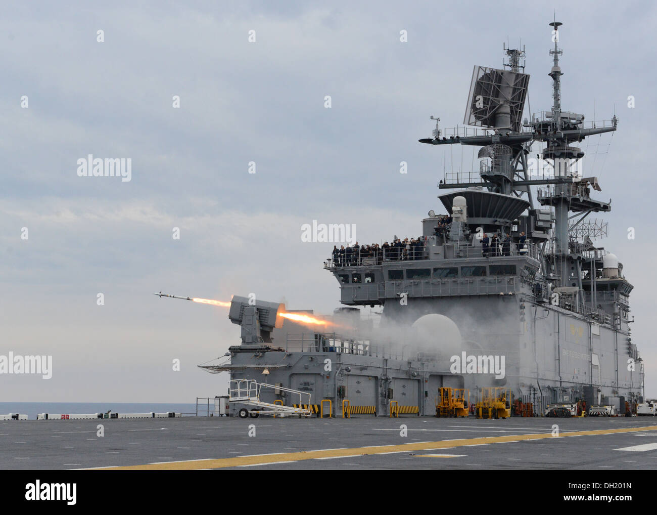 USS Bataan Segler Feuer ein RIM-116 Rolling Airframe Missile (RAM). Der RAM bietet Schiffe mit Selbstverteidigungssystem gegen Anti-Schiff-Raketen und asymmetrische Luft und Oberfläche Gefahren. Die multifunktionale amphibische Angriff Schiff USS Bataan (LHD-5) und 22. Marin Stockfoto