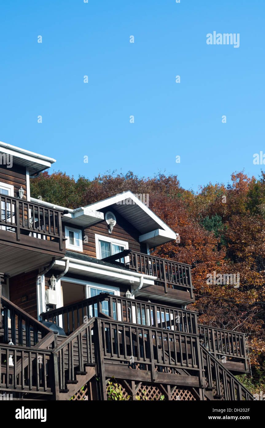 Eine Holzhütte unter den wechselnden Blätter des Herbstes. Stockfoto