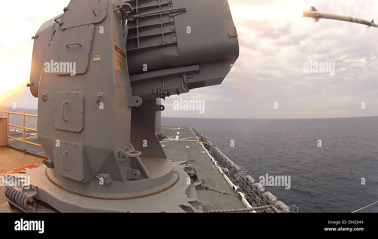 USS Bataan Segler Feuer ein RIM-116 Rolling Airframe Missile (RAM). Der RAM bietet Schiffe mit Selbstverteidigungssystem gegen Anti-Schiff-Raketen und asymmetrische Luft und Oberfläche Gefahren. Die multifunktionale amphibische Angriff Schiff USS Bataan (LHD-5) und 22. Marin Stockfoto