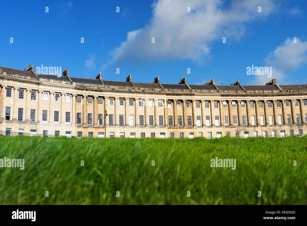Niedrigen Winkel Ansicht der Royal Crescent in Bath, Somerset mit üppigen grünen Rasen im Vordergrund. Stockfoto