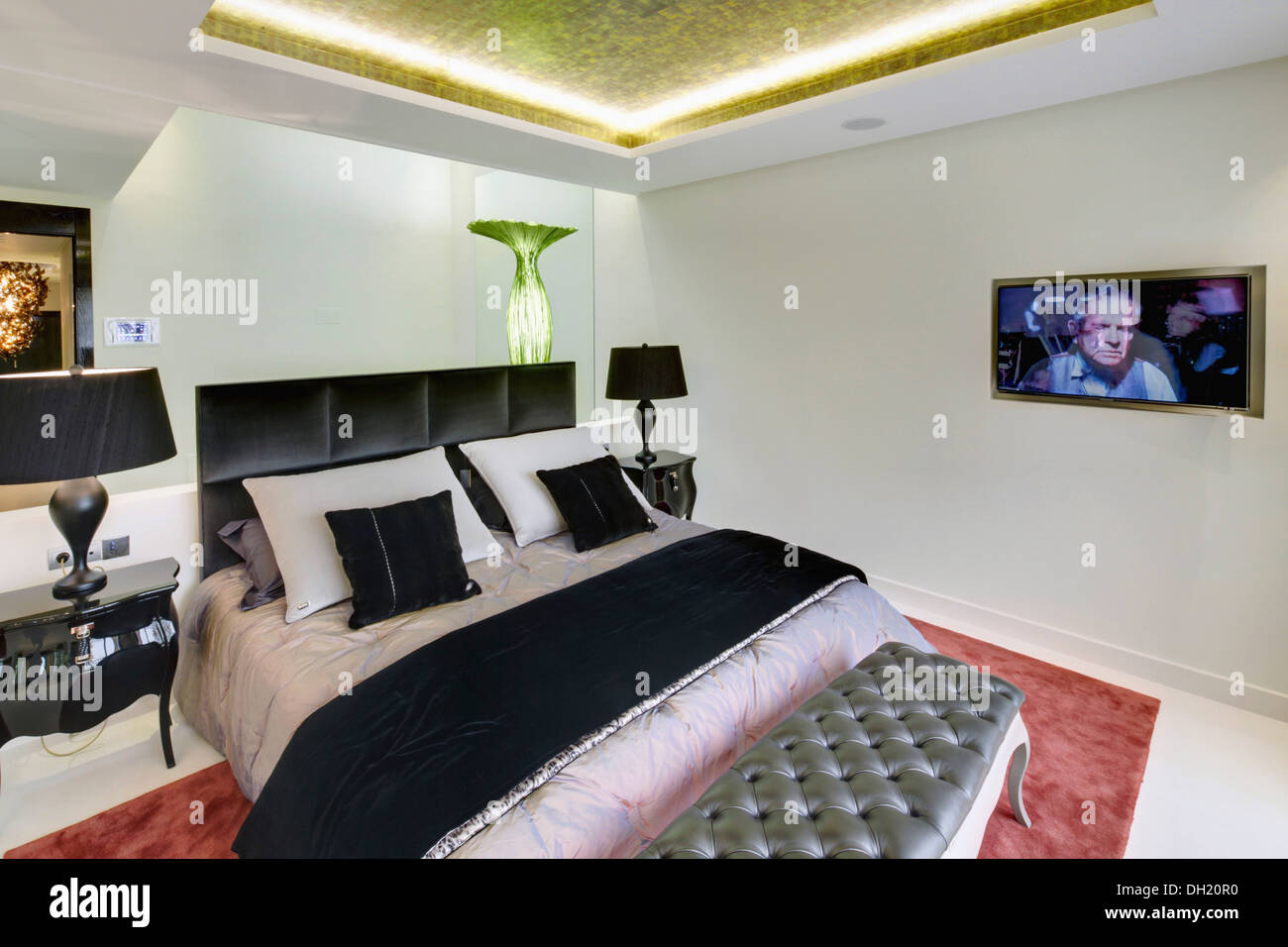 Schwarzen Wurf Auf Bett Mit Schwarzen Leder Kopfteil In Modernen Spanischen Wohnung Schlafzimmer Mit Fernseher An Der Wand Gefaltet Stockfotografie Alamy