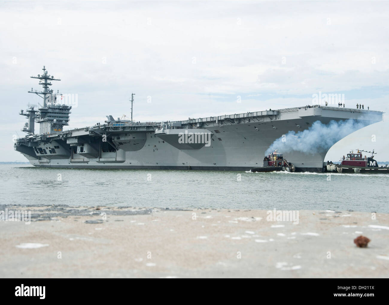 Der Flugzeugträger USS Theodore Roosevelt (CVN-71) fährt Naval Station Norfolk zu führen Träger und Streik Gruppe Qualifikationen. Stockfoto