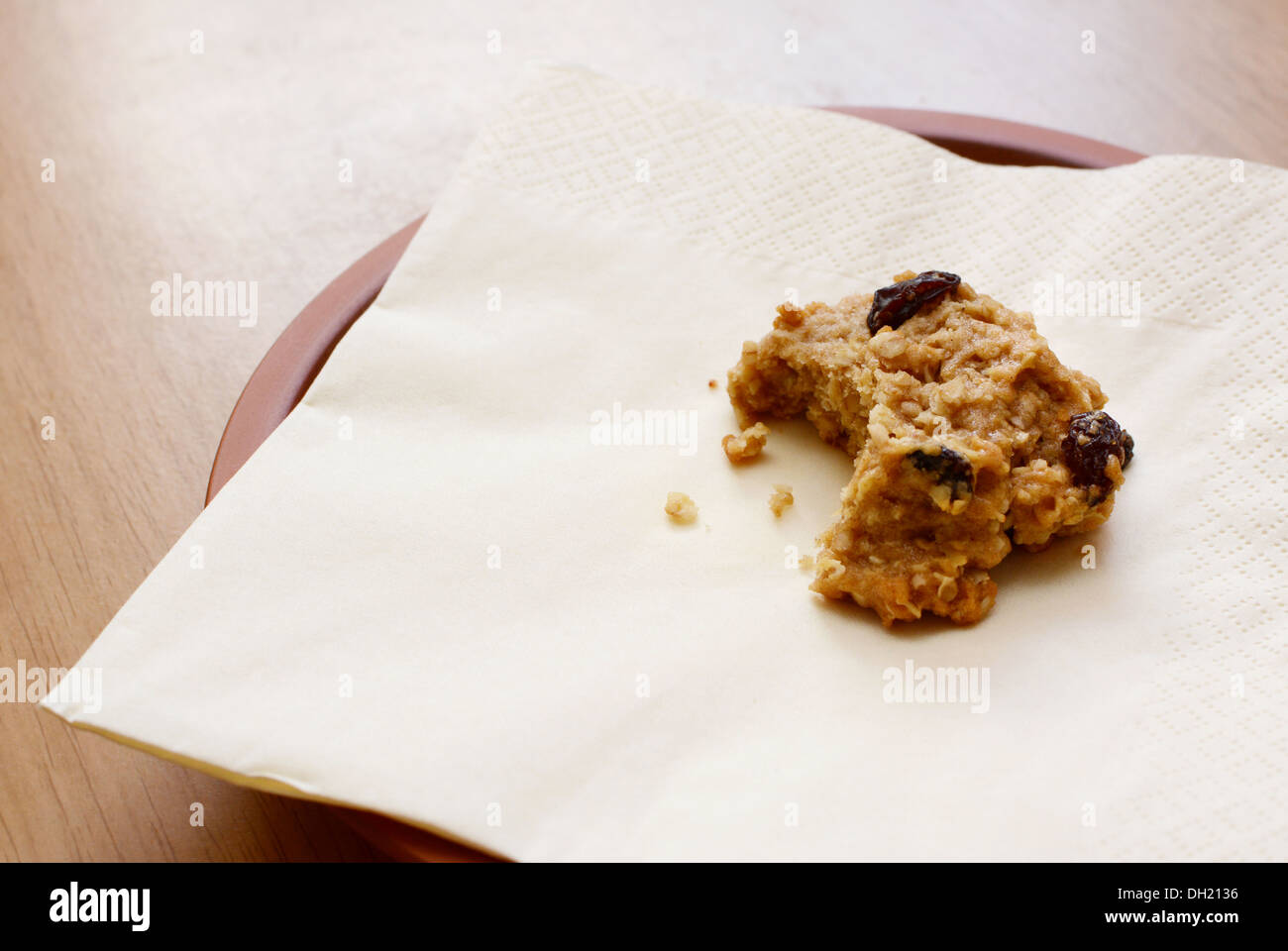 Leckere Haferflocken Rosinen Cookies mit einem Biss genommen Stockfoto