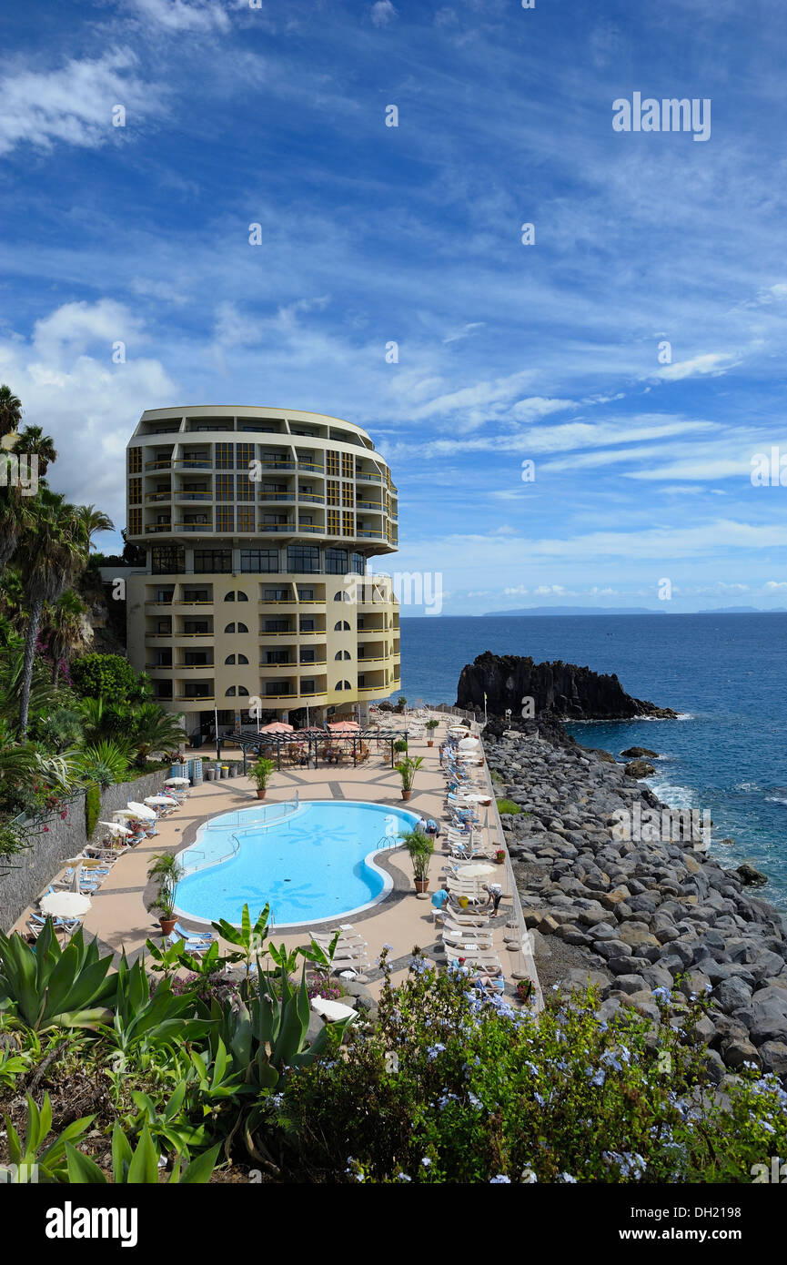 Madeira Portugal. Das Pestana Palms Hotel liegt direkt an der Atlantikküste Stockfoto