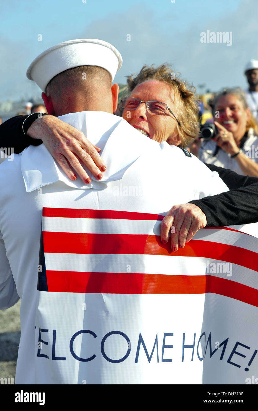 MAYPORT, Florida (23. Oktober 2013) Familie und Freunden am Naval Station Mayport Willkommen Zuhause Matrosen an Bord geführte Flugkörper frigat Stockfoto