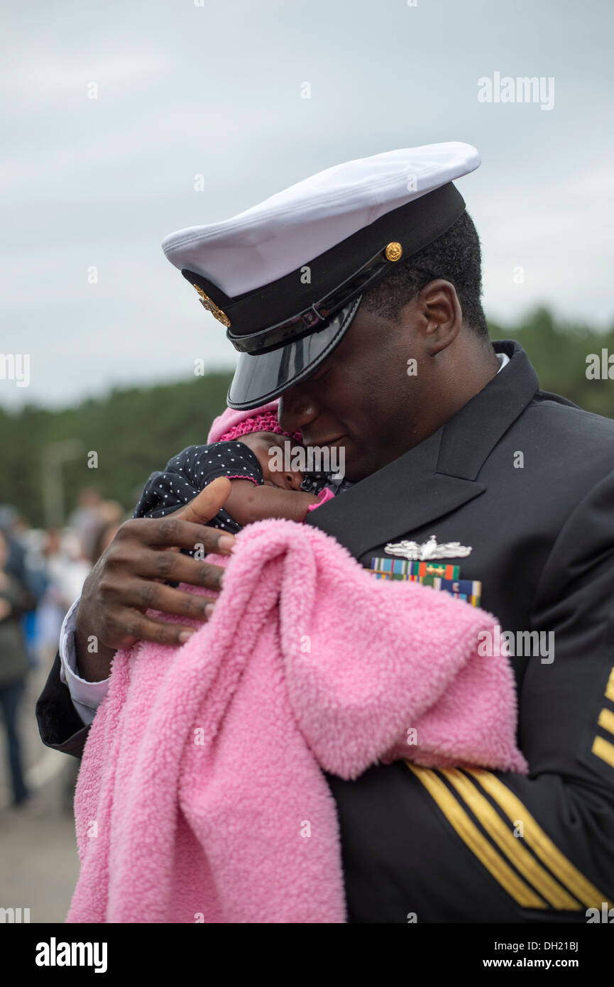 Chief Personalreferentin Kervon J. Grant grüßt seine Dauter nach als amphibische Dock Landungsschiff USS Tortuga (LSD 46) pul Stockfoto