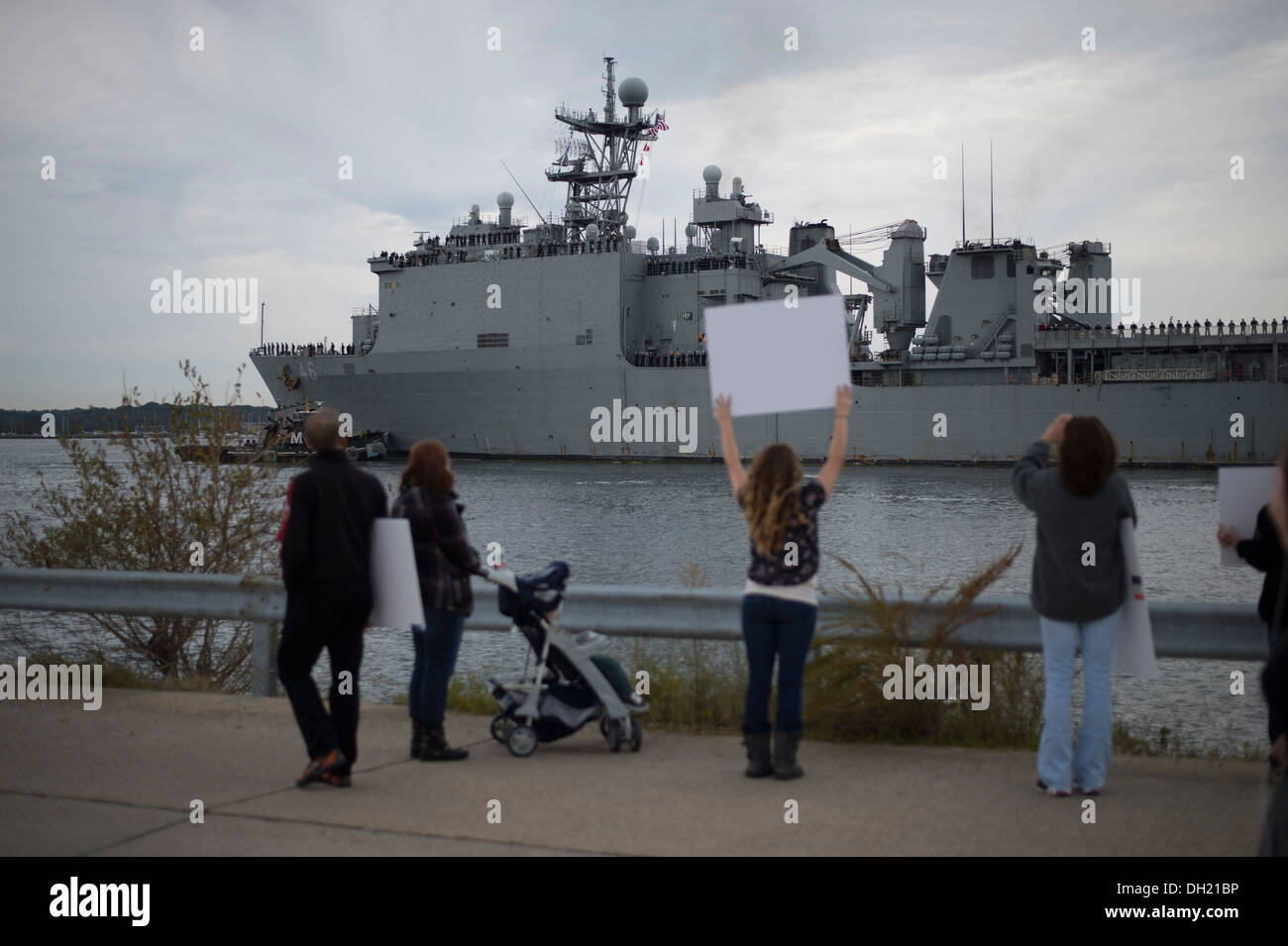 Familien versammeln, willkommen zu Hause, dass die amphibische Landungsschiff USS Tortuga (LSD 46) dock nach dem Wechsel Homeports von Sasebo, Jap Stockfoto