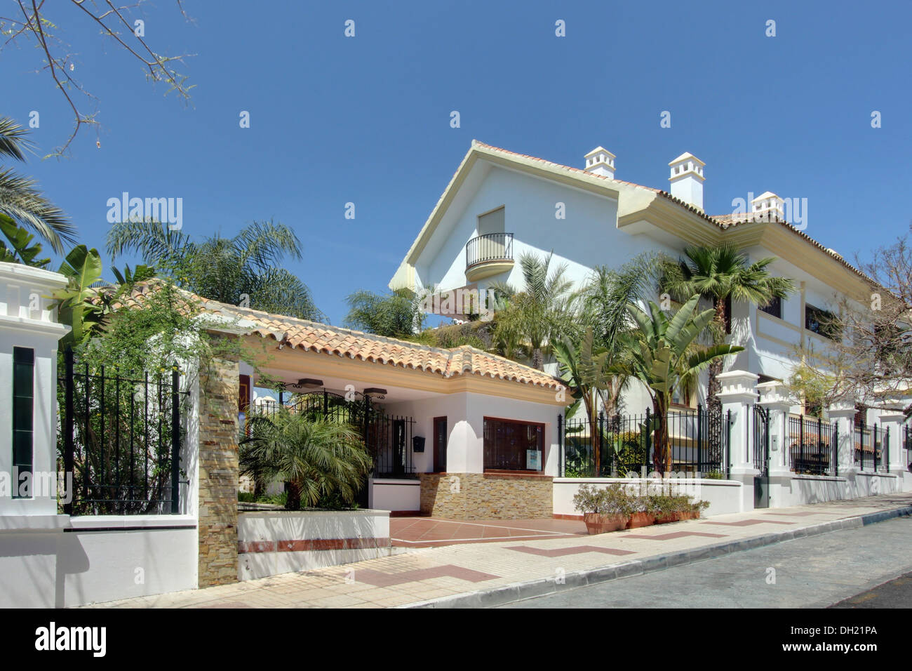 Große Neubau spanische Villa mit gefliesten Terrasse über dem schmiedeeisernen Tore und Geländer Stockfoto