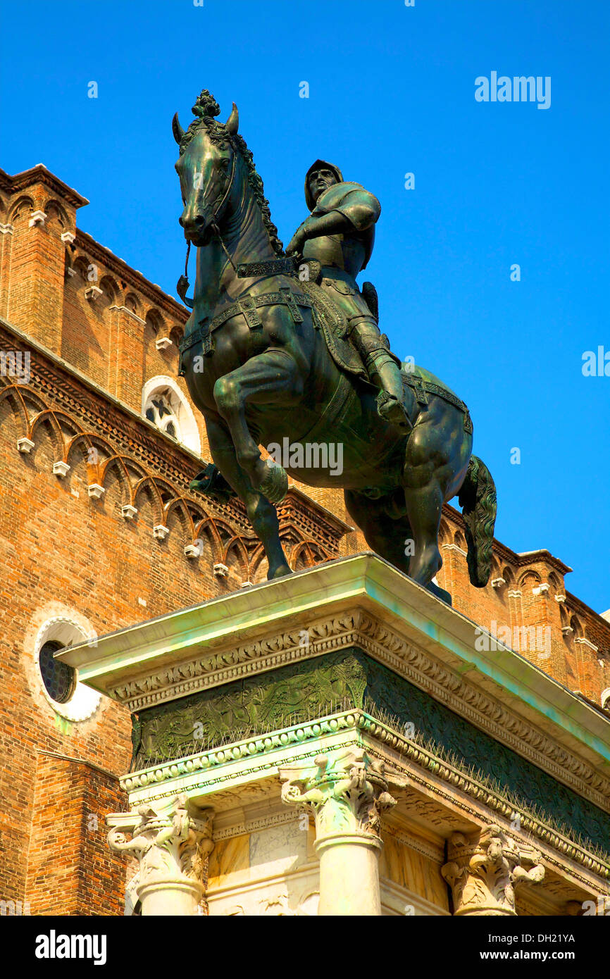 Reiterstandbild von Bartolomeo Colleoni mit Santi Giovanni e Paolo im Hintergrund, Venedig, Italien Stockfoto