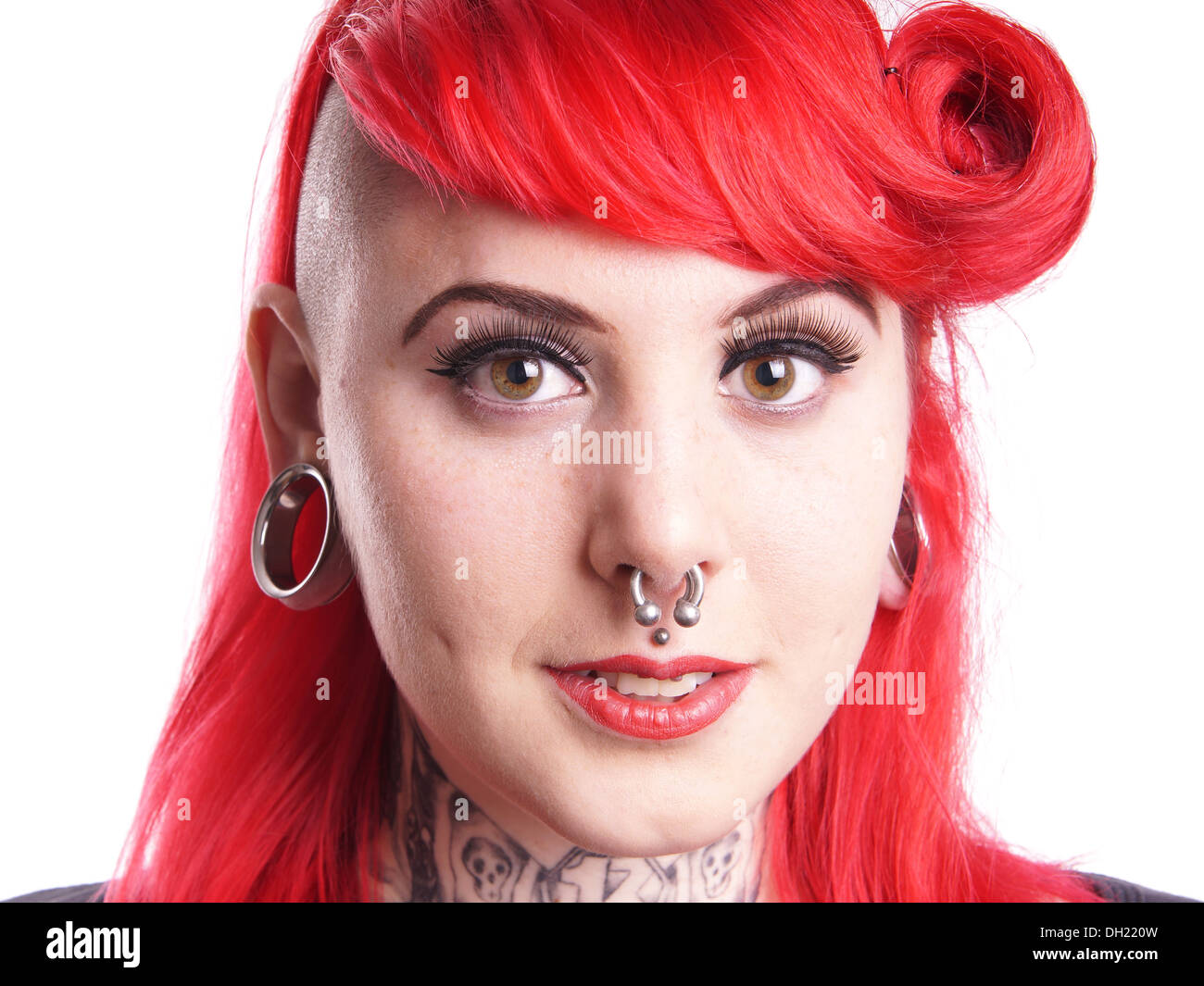 junge Frau mit Gesichts-Piercings und tattoos Stockfoto