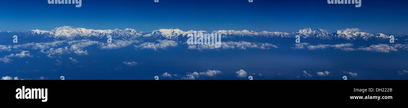 Gebirgskette des Himalaya aus einer Ebene zwischen Delhi und Kathmandu, Asien Stockfoto