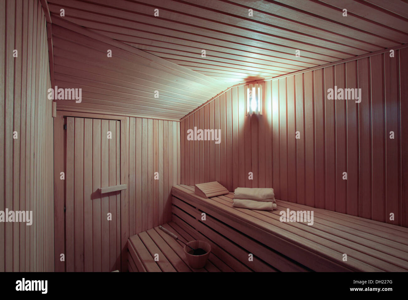 Beleuchtung An Wand Uber Bank Mit Gefaltete Handtucher Und Holz Kissen In Holz Getafelten Sauna Stockfotografie Alamy