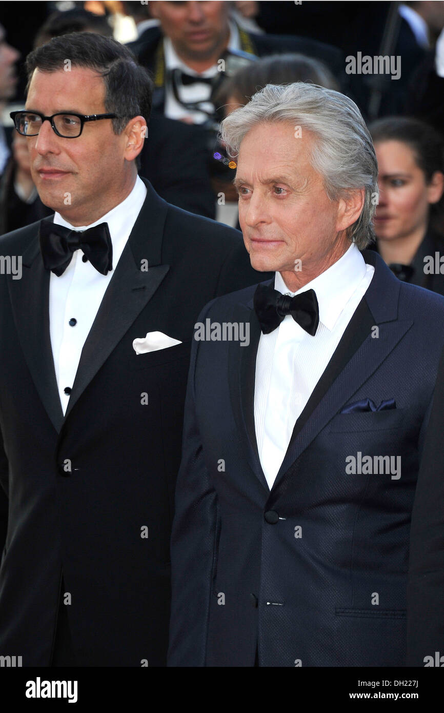 Stadt von Cannes: Michael Douglas und Richard LaGravenese zu Fuß Onfamous roten Teppich Beforescreening von "BehindCandelabra" auf Stockfoto