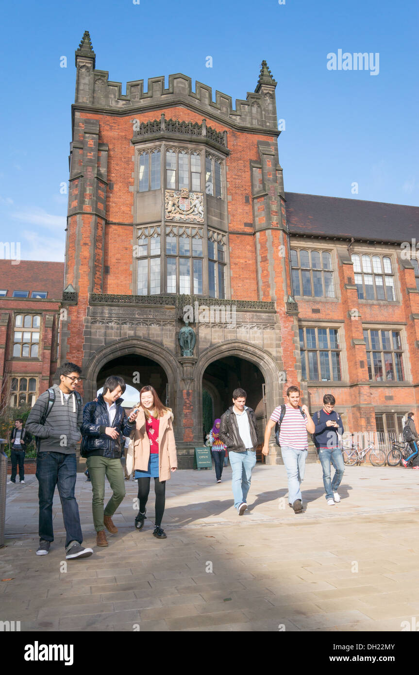 Studenten, die zu Fuß durch Newcastle University Campus Nord Ostengland, UK Stockfoto