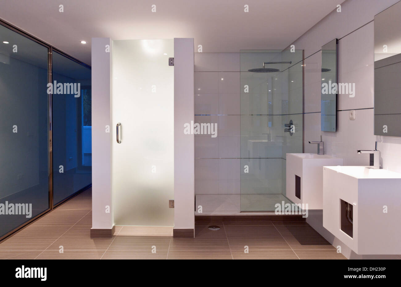 Doppel-Becken und Walk in Glas Dusche Schrank in modernen weißen Badezimmer  in neu gebauten Villa im Süden von Spanien Stockfotografie - Alamy
