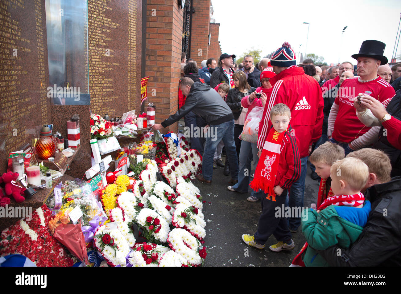 Neben das Vereinswappen an der Anfield Road steht der Gedenkstein an der Liverpool-Fans getötet in Hillsborough 1989. Stockfoto