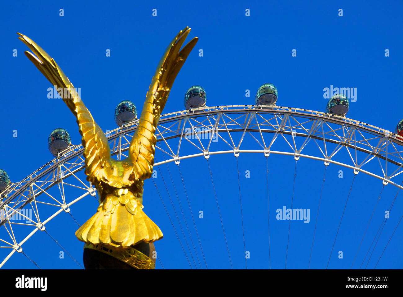 RAF-Denkmal und dem London Eye, London, England. Stockfoto