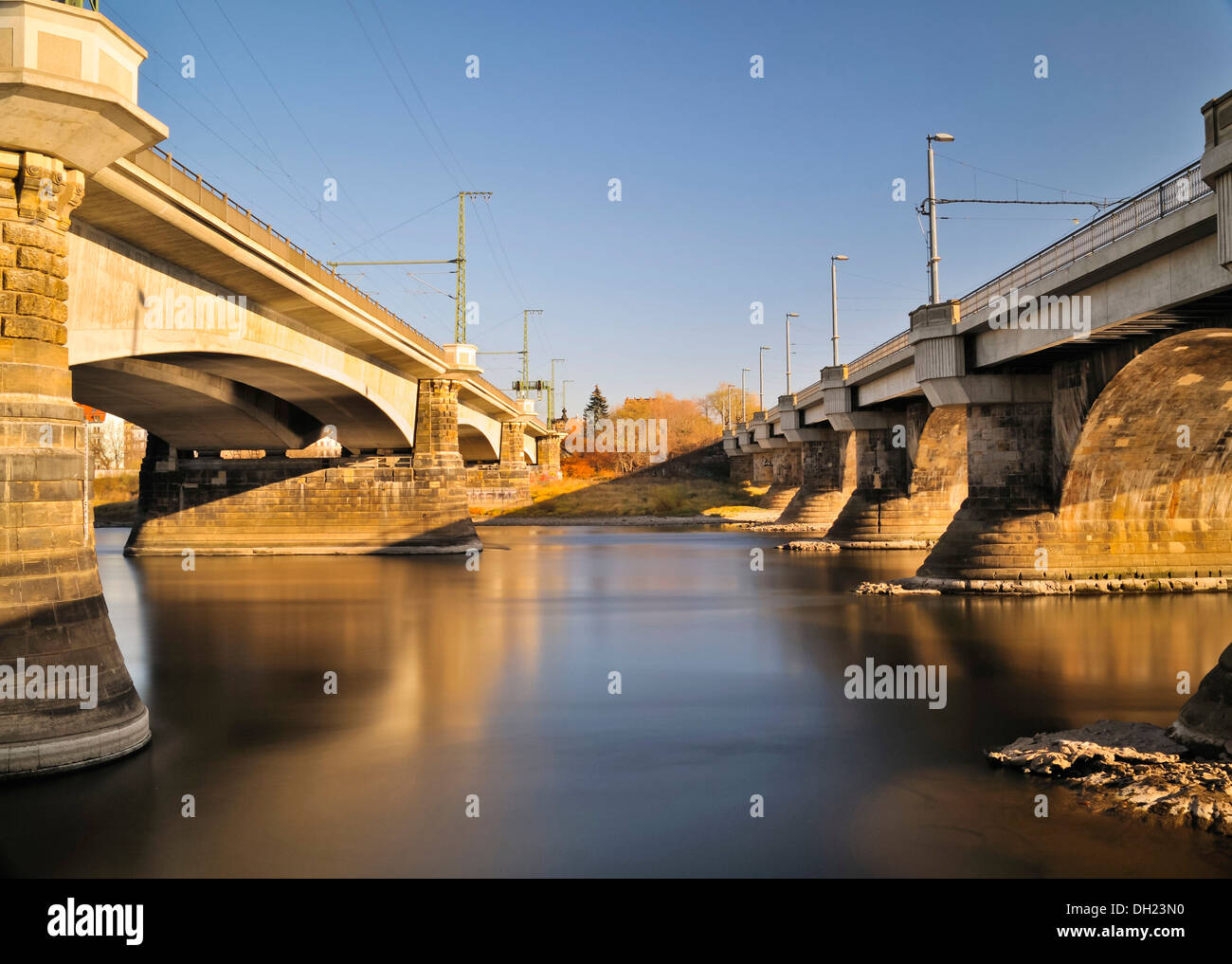 Brücken Bögen bei niedrigem Wasserstand des Flusses Elbe, Dresden, Sachsen, PublicGround Stockfoto