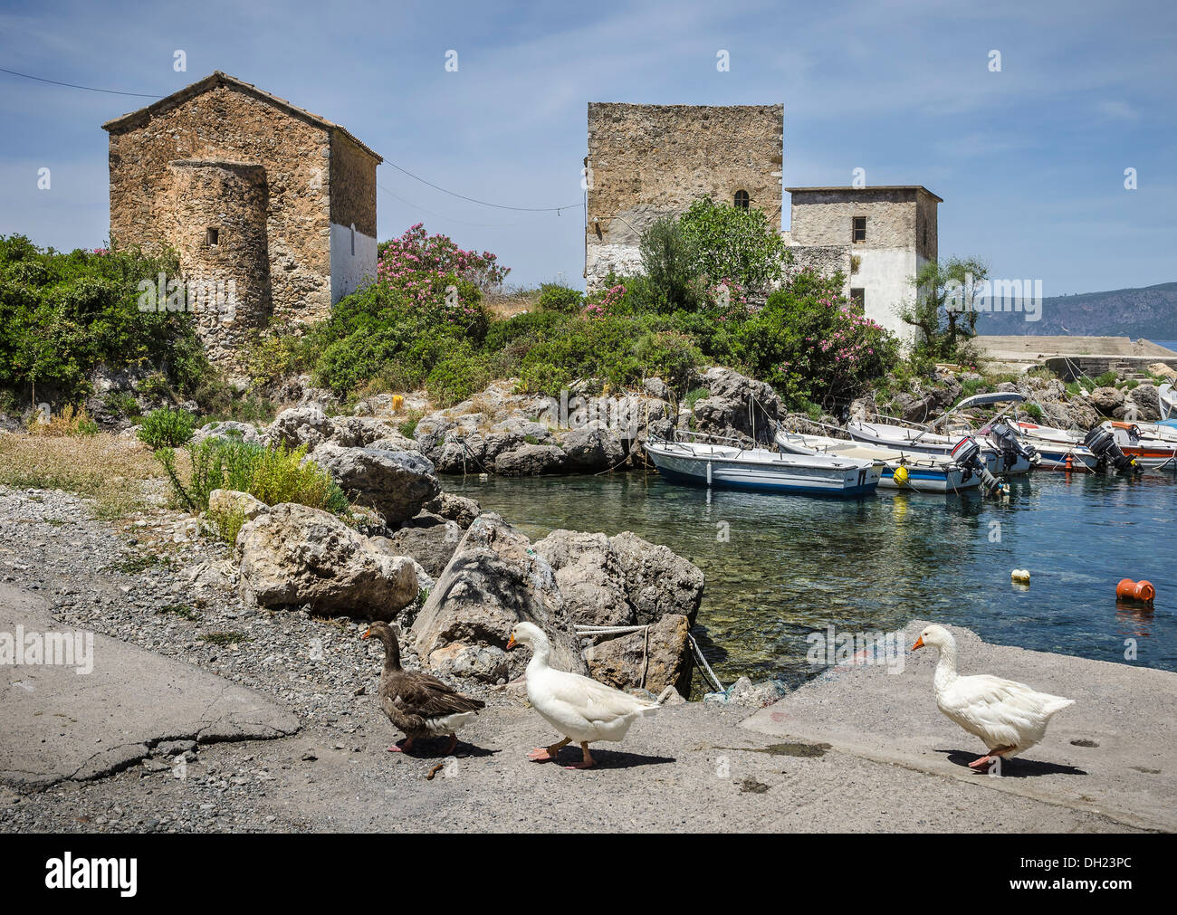 Altes Zollhaus und Kirche am Hafen von Kardamiyli, in der äußere Mani Süd-Peloponnes, Griechenland. Stockfoto