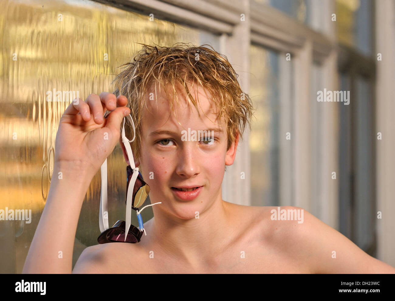 12 year old boy looks to camera Fotos und Bildmaterial in hoher Auflösung Alamy