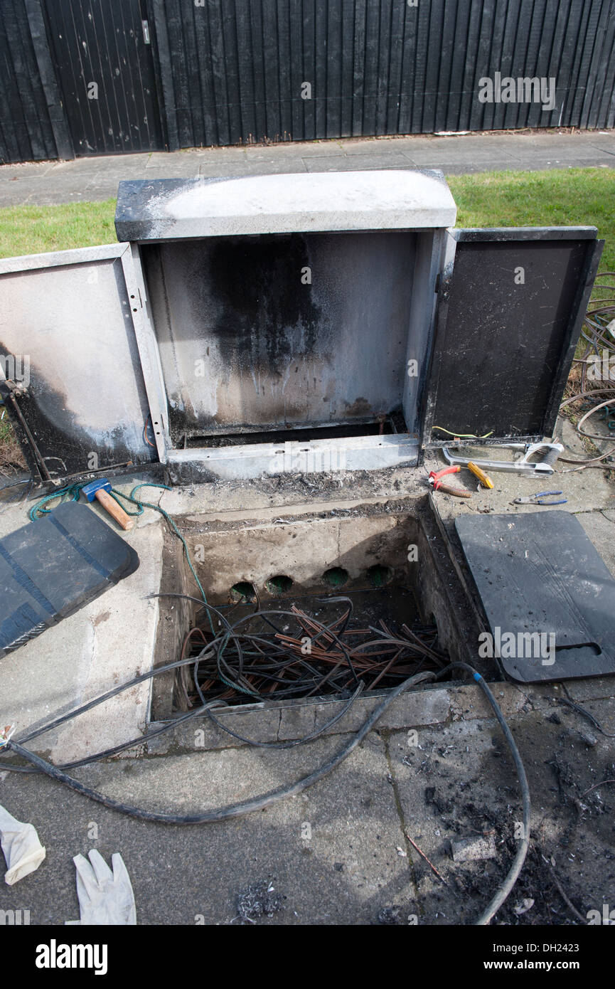 Kabel-TV-Telefonzelle verbrannt Feuer Brandstiftung Cut Off Stockfoto