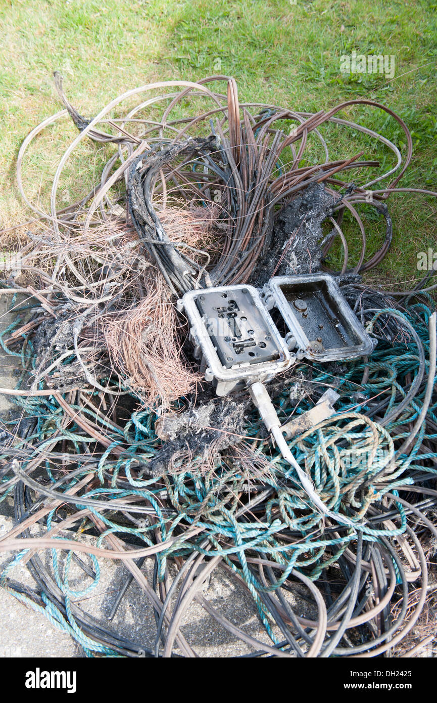 Kabel Kabel gestohlen verbrannt Abschirmung entfernen wiegen Stockfoto