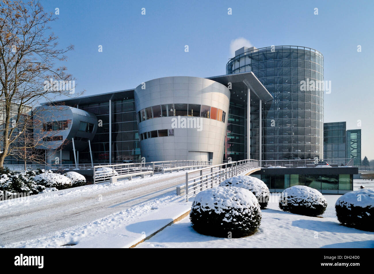 Volkswagen Gläserne Manufaktur, großer Garten, Dresden, Sachsen Stockfoto