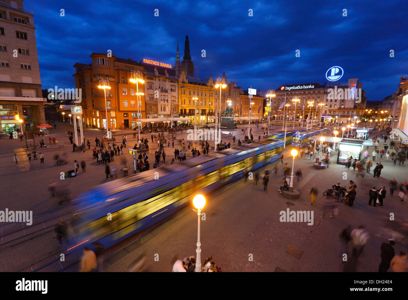 Zagreb-Jelacic-Platz bei Nacht - Platz Ban Josip Jelacic Stockfoto