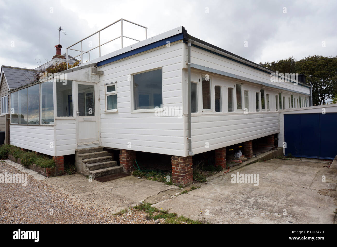 Haus am Meer erstellt aus einem ausgedienten Eisenbahnwagon in Selsey, West Sussex, UK Stockfoto