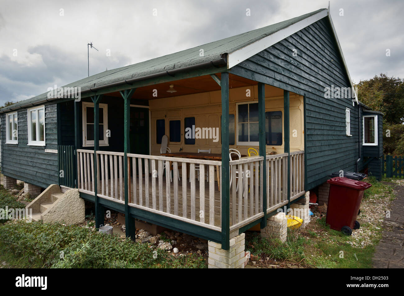 Haus am Meer erstellt aus einem ausgedienten Eisenbahnwagon in Selsey, West Sussex, UK Stockfoto
