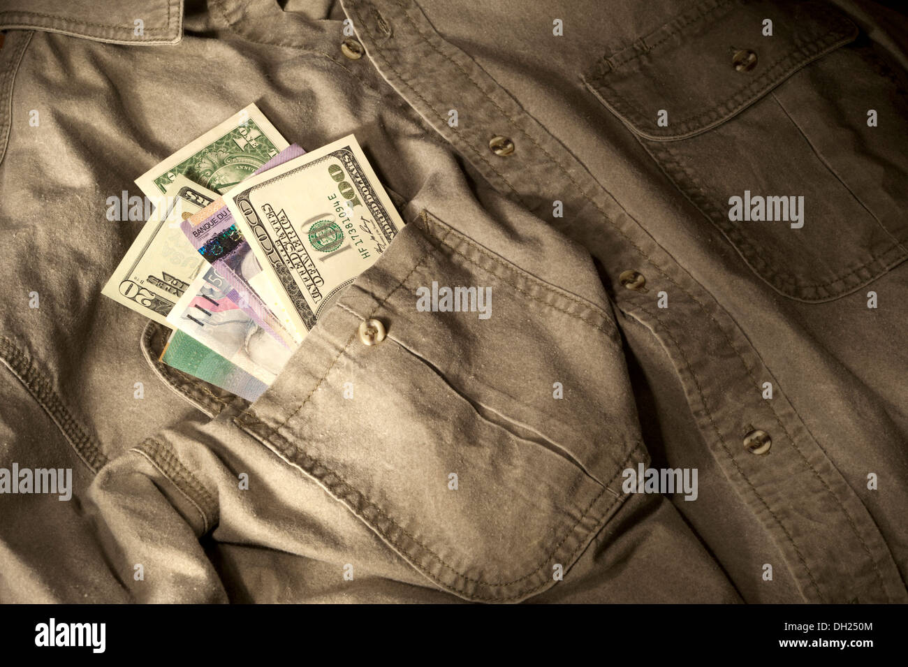 Geld im Hemd Stockfoto
