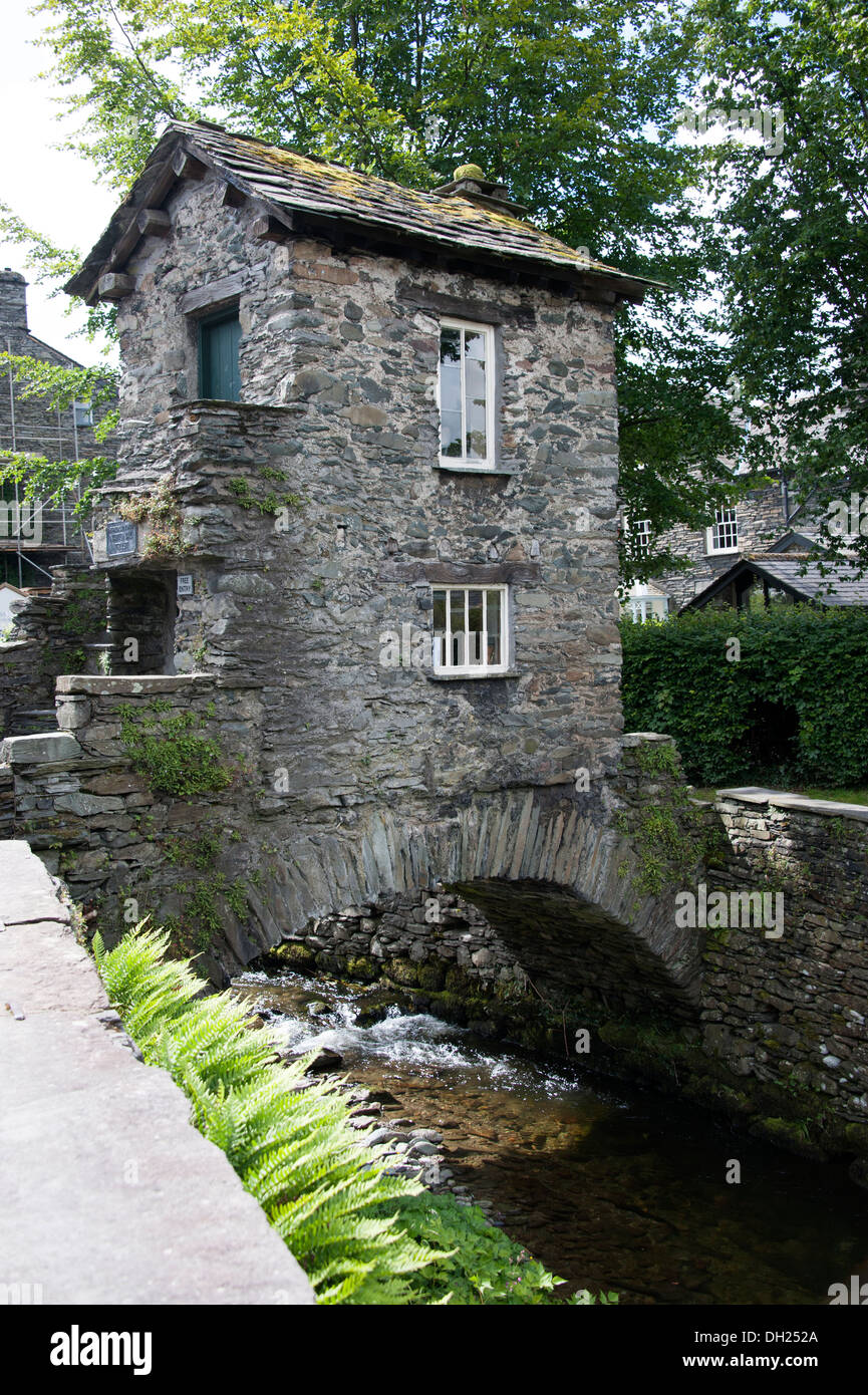 Schmale Haus auf Brücke schrulligen Ambleside Seenplatte UK Stockfoto