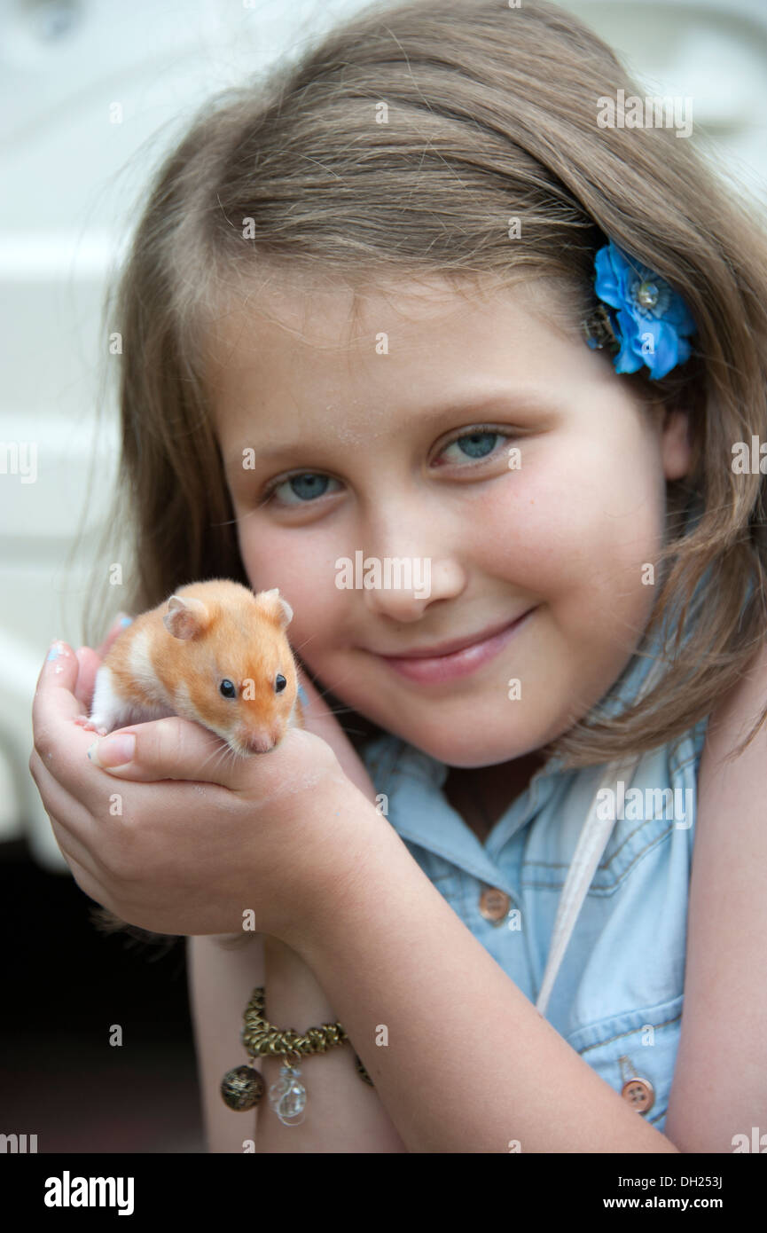 Junges Mädchen lächelnd mit Haustier Hamster Modell vollständig veröffentlicht Stockfoto