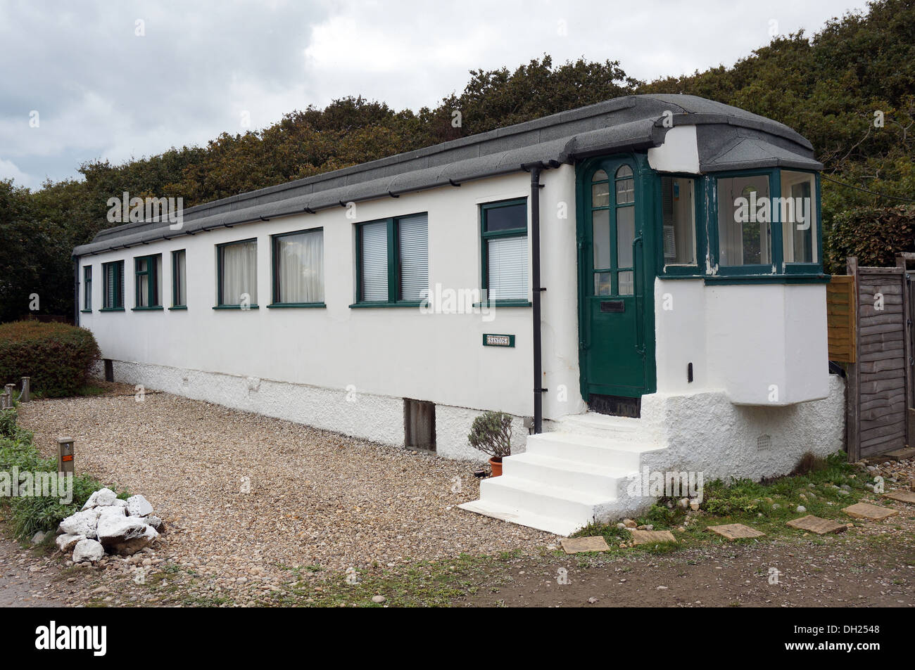 Haus am Meer erstellt aus einem ausgedienten Eisenbahnwagon in Selsey, West Sussex, UK Stockfoto