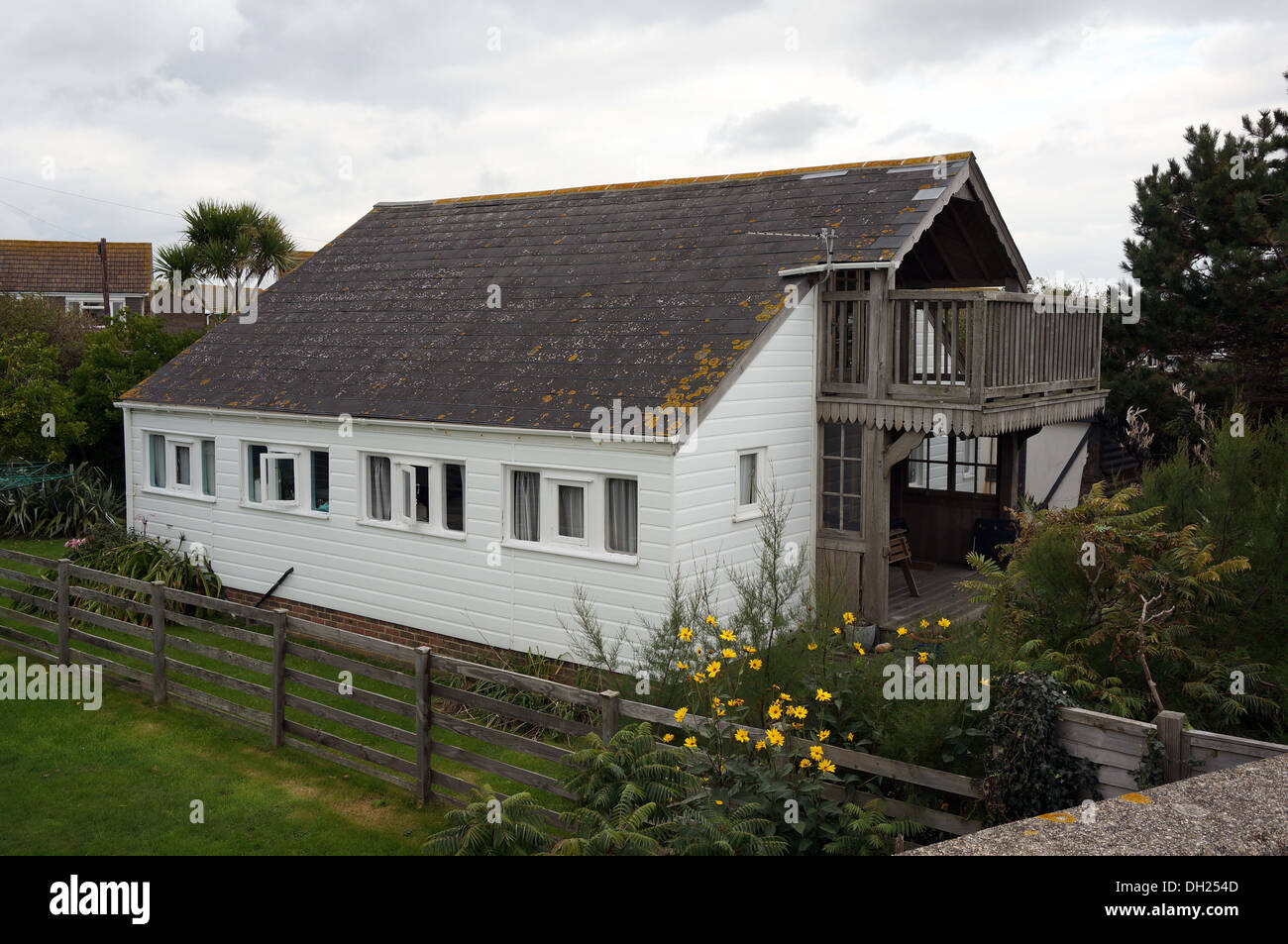 Haus am Meer erstellt aus einem ausgedienten Eisenbahnwagon in Selsey, West Sussex, UK Stockfoto