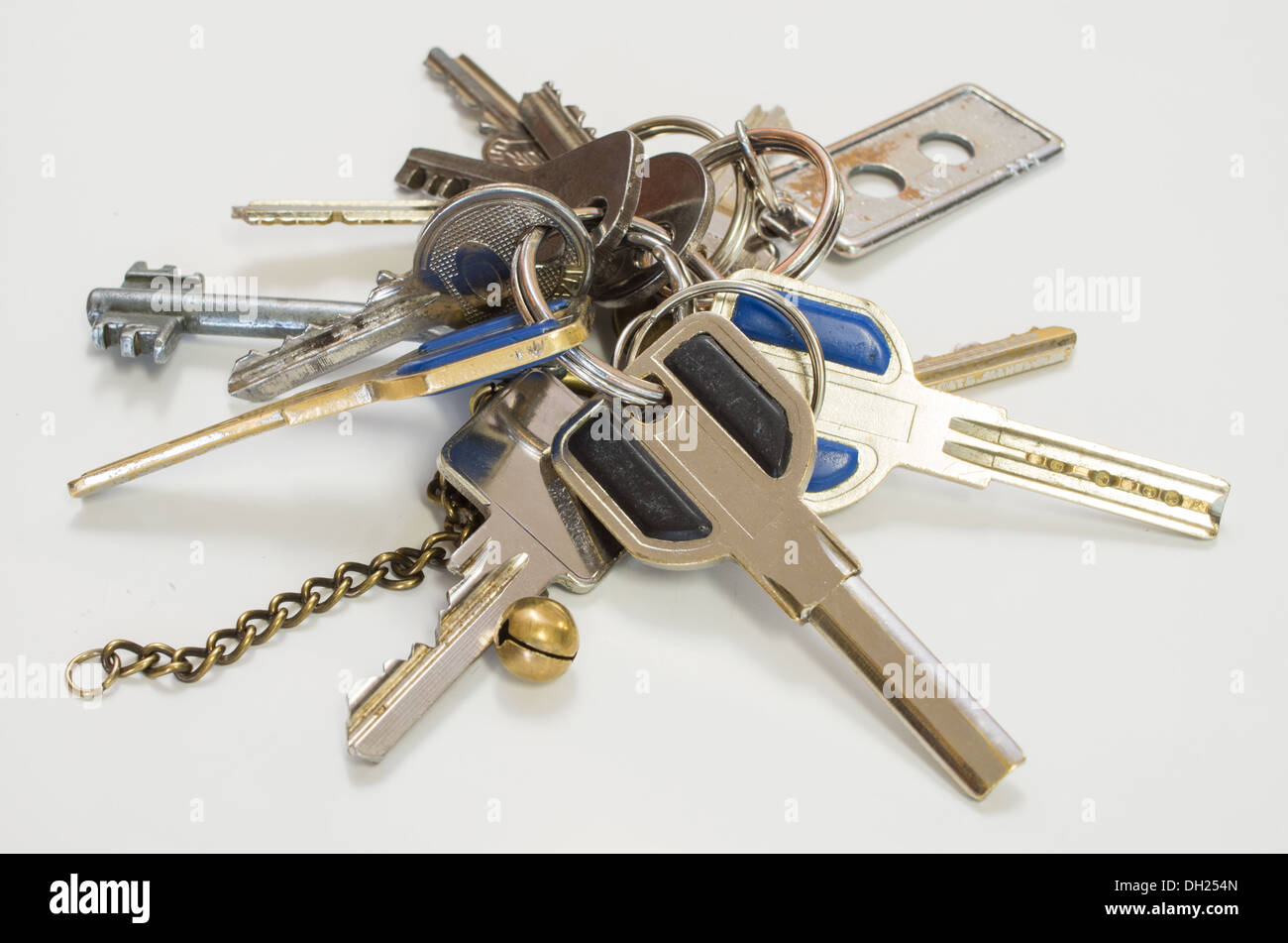 Eine Reihe von normalen zufällige Schlüssel an einer Kette Stockfoto