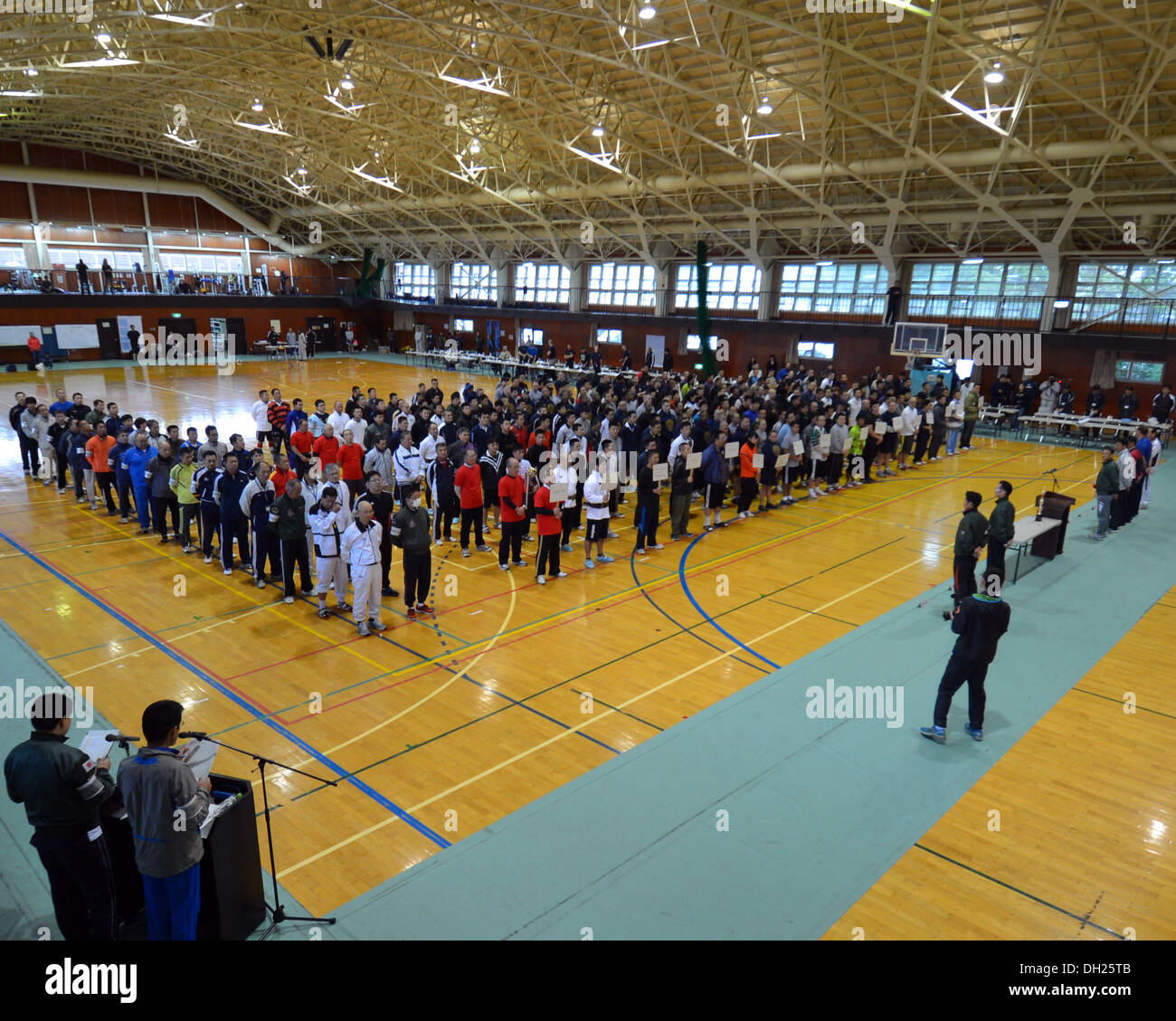 MISAWA AIR BASE, Japan (26. Oktober 2013) US-Militärangehörige stationiert am Naval Air Facility Misawa, Treffen mit Militärangehörigen Stockfoto