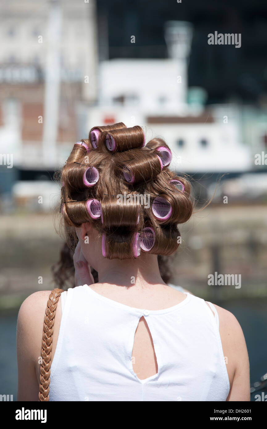 Teenage Girl Lockenwickler im Haar-Mode-Trend Hinterkopf Stockfoto